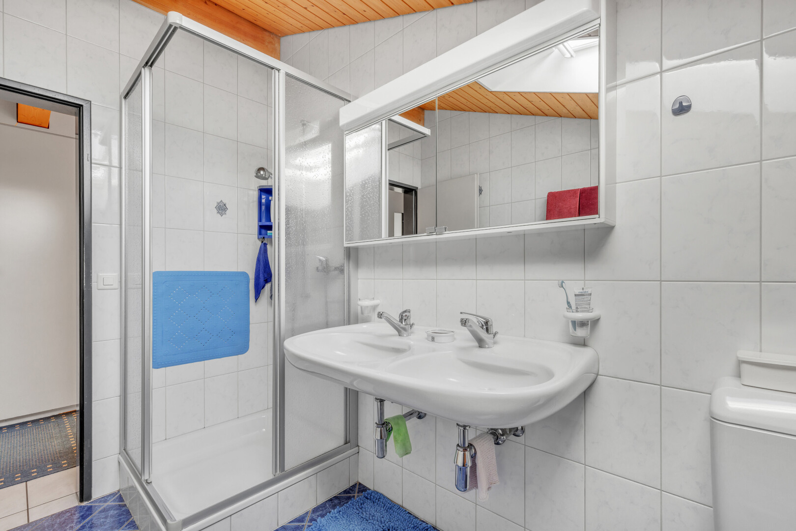 bad mit spiegel, inside property, komplettes badezimmer, fliesenwand, und tile wall