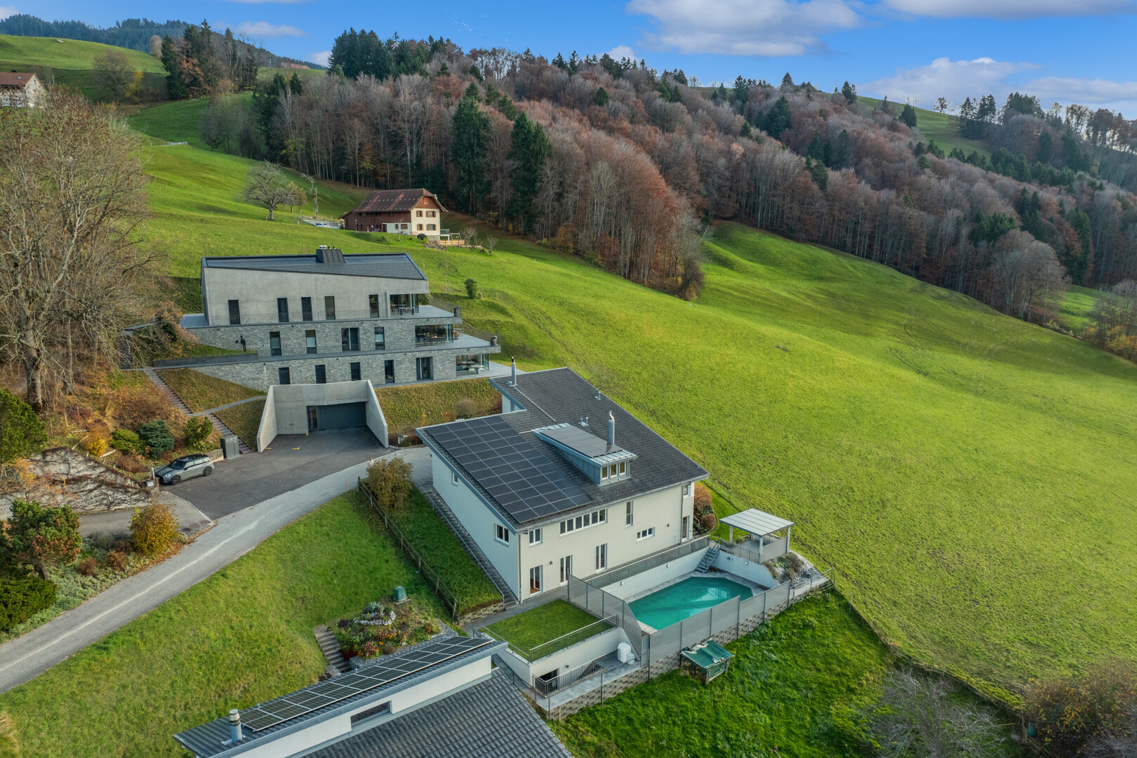 außenansicht mit terrasse, property visible, solaranlage, rasen, und day time