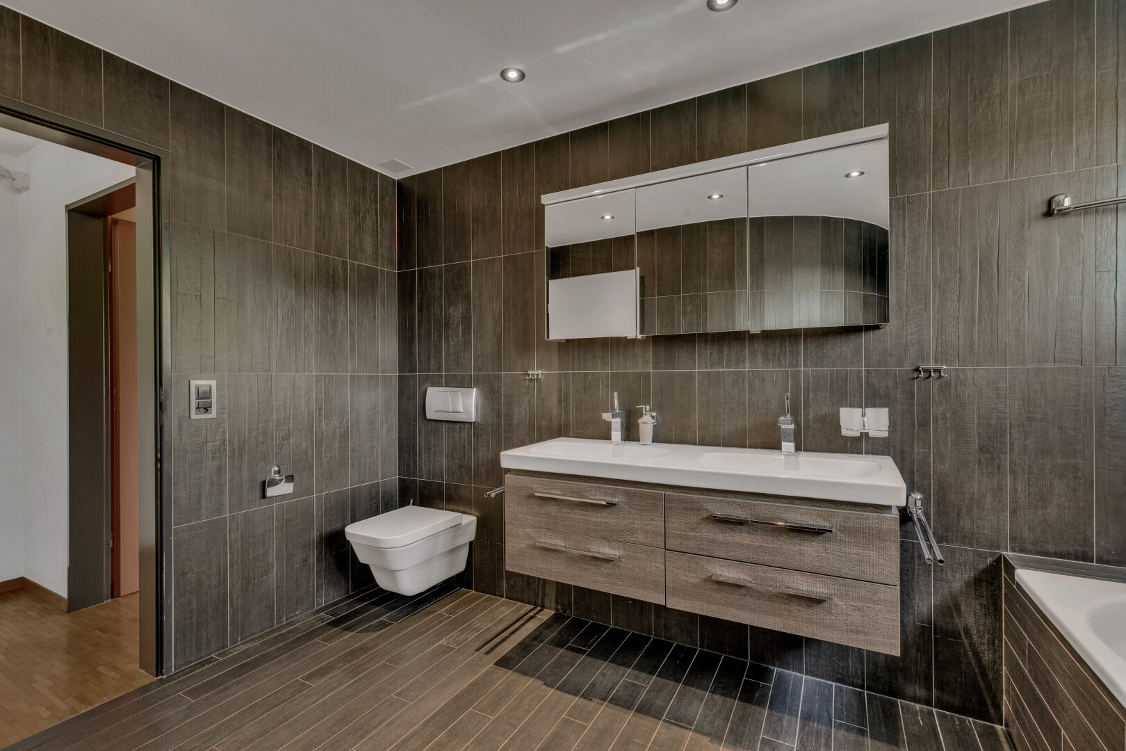 bad mit komplettes badezimmer, spiegel, inside property, schminktisch, und bad