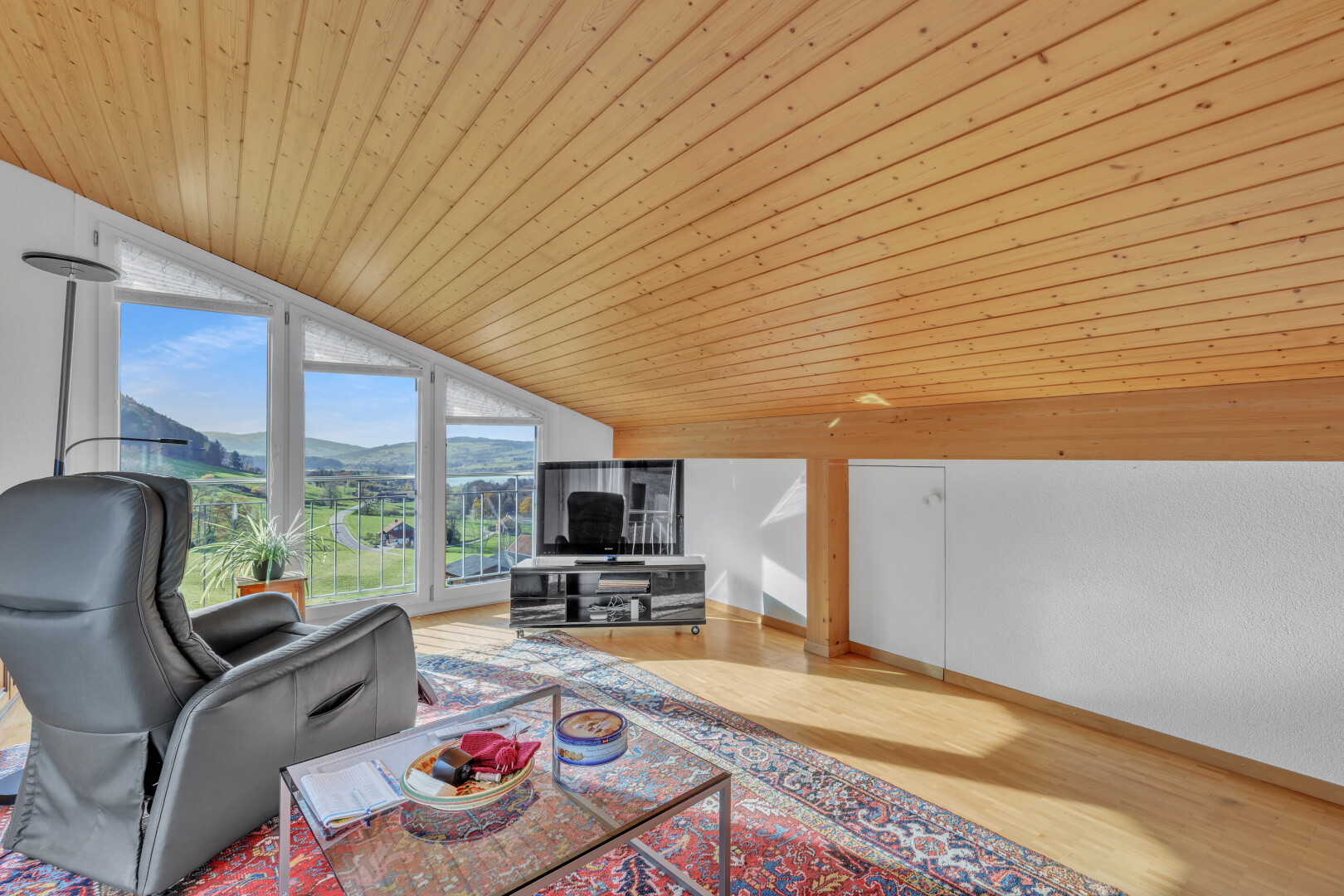 wohnzimmer mit holzdecke, wood ceiling, holzfußboden, wood finish floor, und inside property