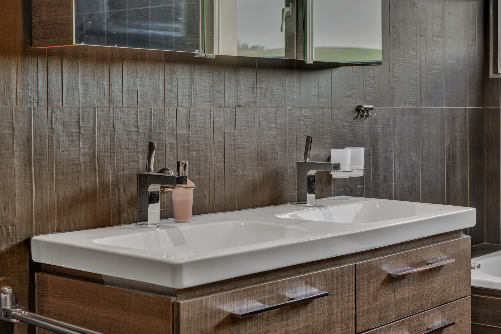 einzelheiten mit appliance, bathroom, spiegel, wall / siding, und interior