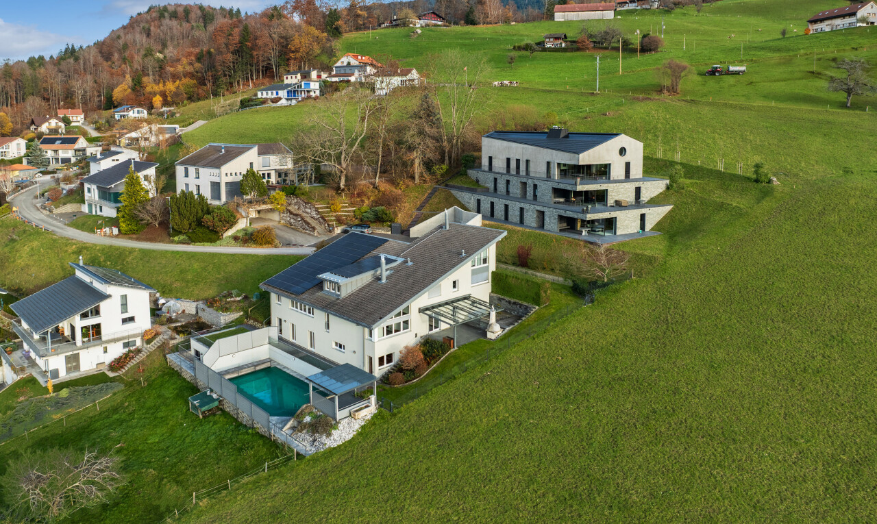 façade avec terrasse, piscine, pelouse, et day time