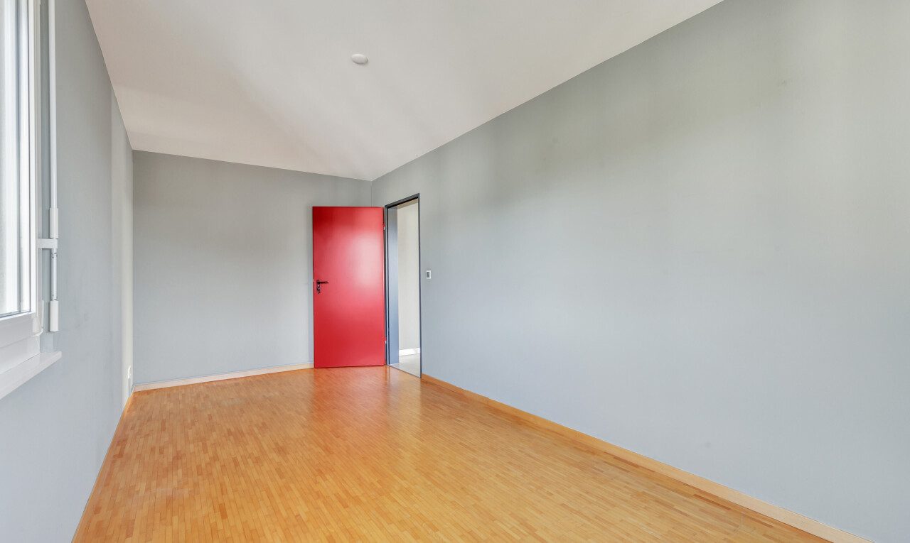 spare room featuring light wood-style flooring and lofted ceiling