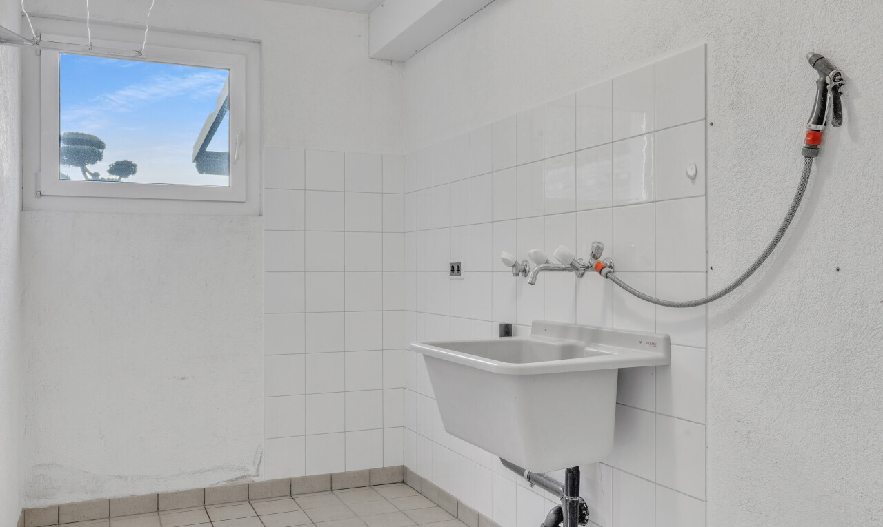 salle de bains avec mur en carrelage, tile wall, sol en carrelage, tile floor, et lumière naturelle