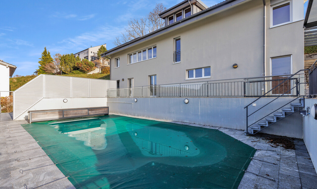 piscine avec terrasse, escaliers, day time, piscine, et clôture