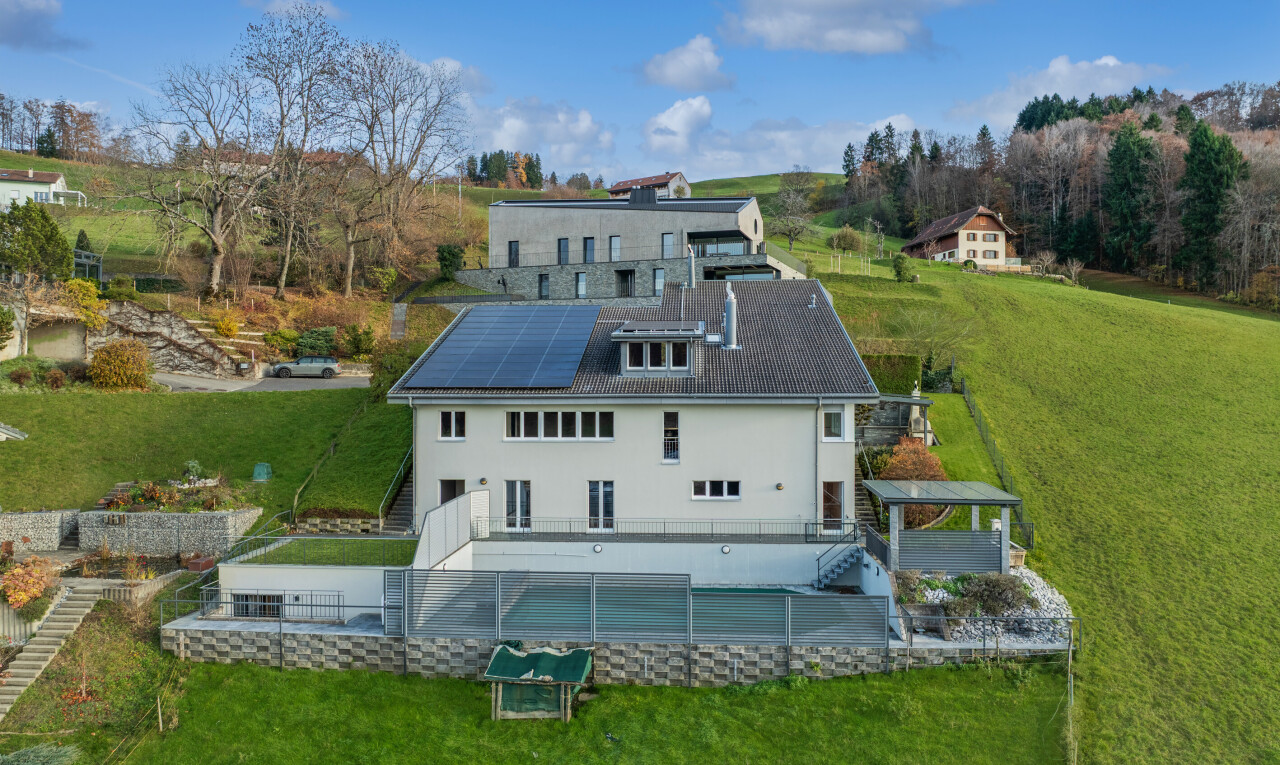 façade avec panneaux solaires, drone view, terrasse, pelouse, et day time