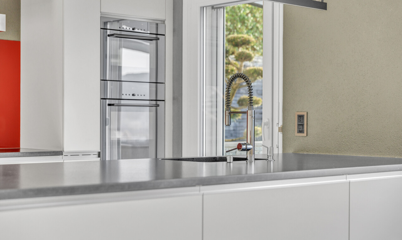détails avec appliance, four double, kitchen, évier, et armoires blanches