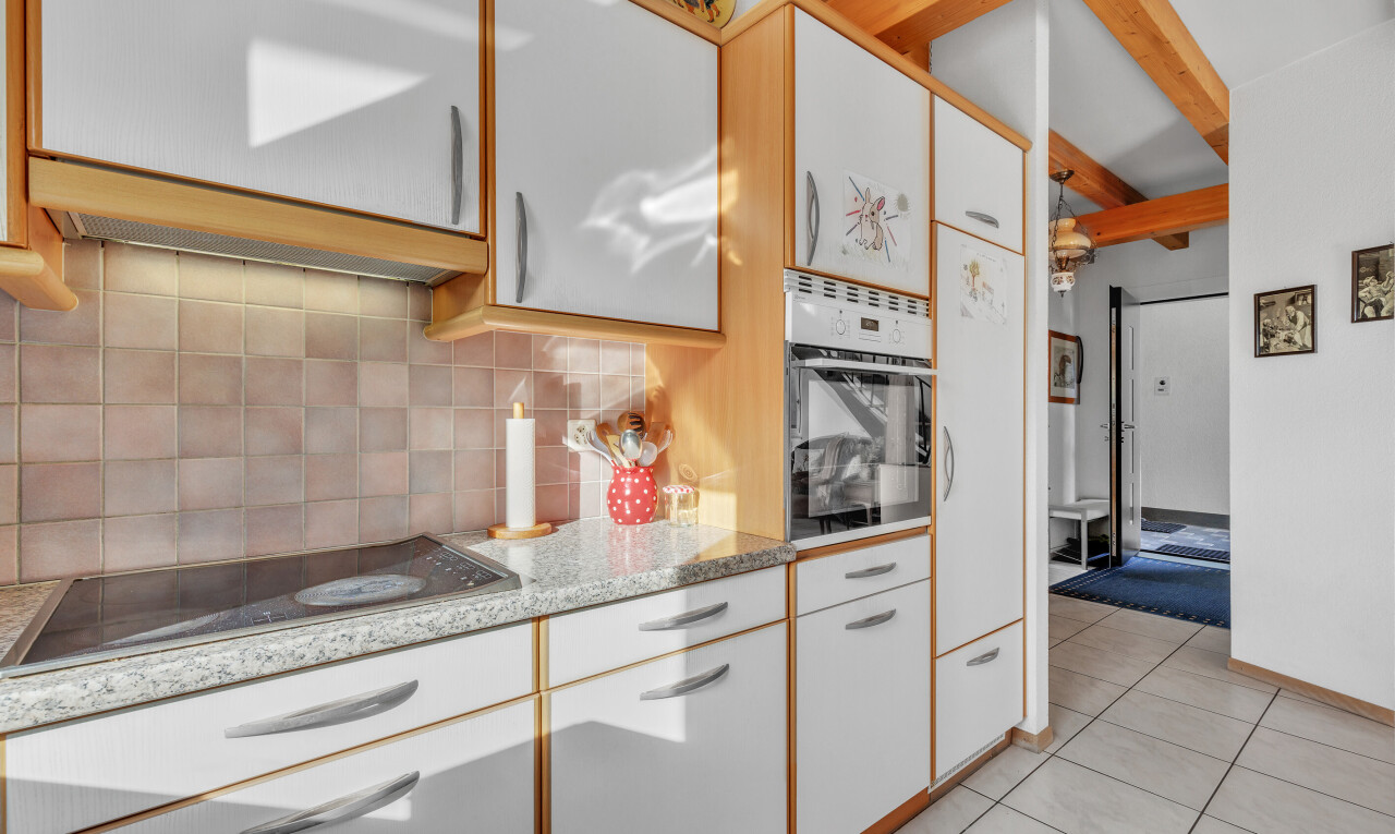 cuisine avec armoires blanches, four, inside property, backsplash, et dosseret