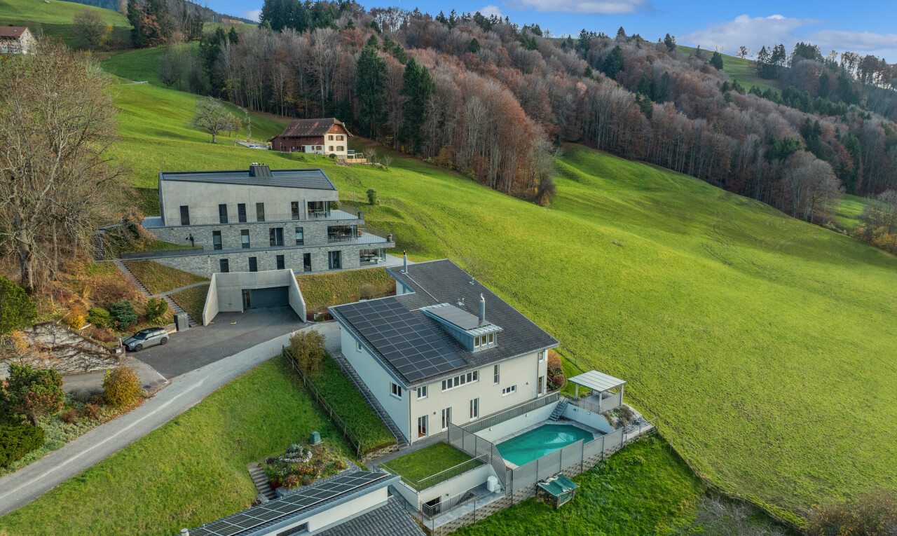 façade avec terrasse, property visible, panneaux solaires, pelouse, et day time