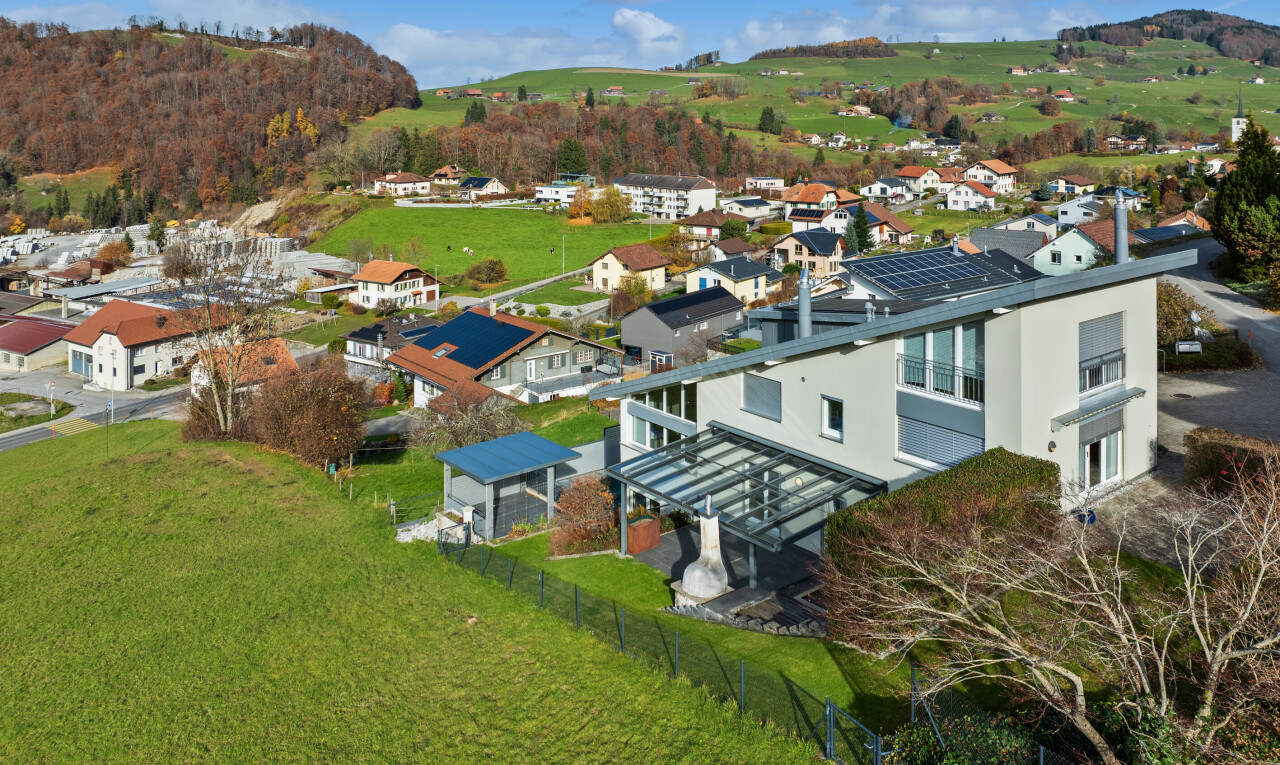 façade avec clôture, bardage en stuc, day time, vue résidentielle, et residential view
