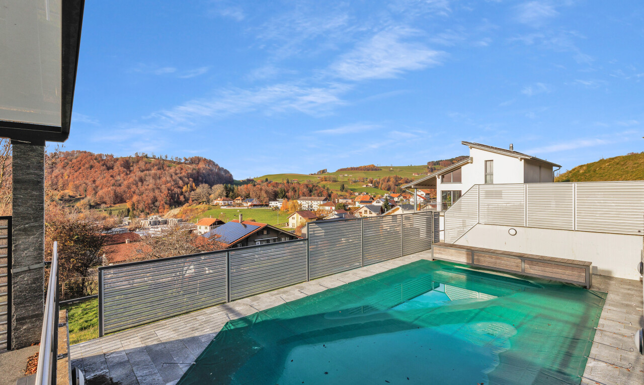 piscine avec from property, clôture, day time, terrasse, et piscine