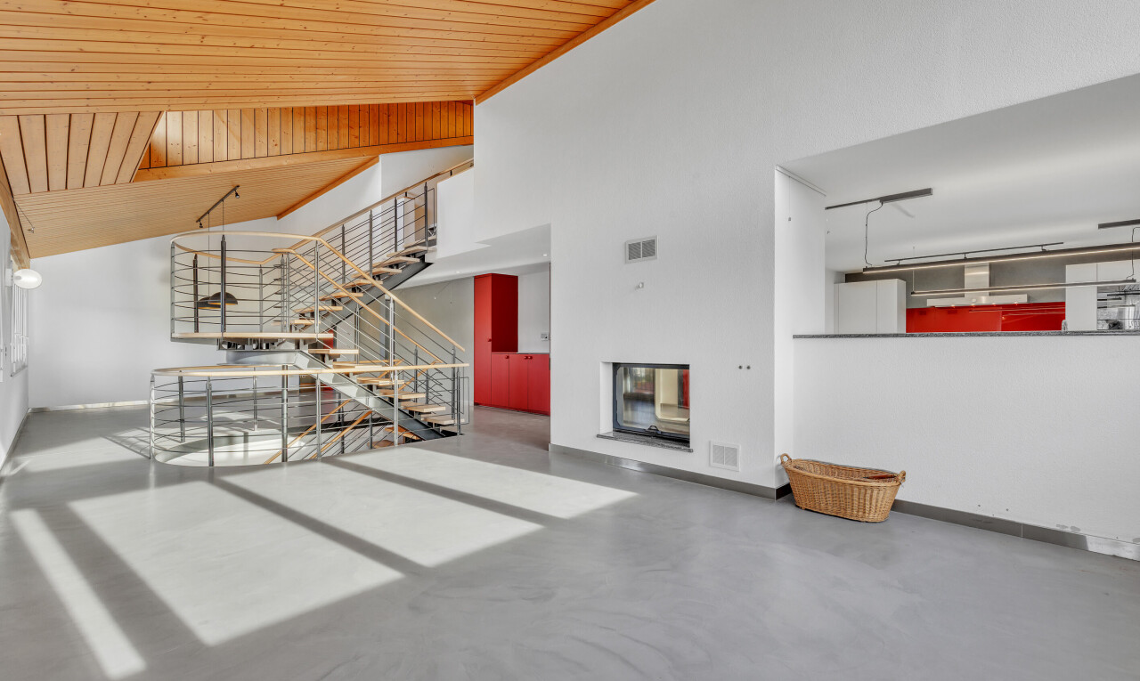 salon avec finished concrete floor, drywall, cloison sèche, inside property, et concrete floor