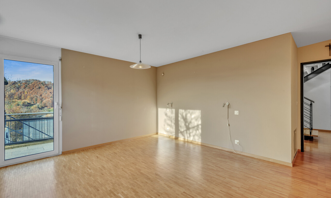 pièce vide avec inside property, drywall, cloison sèche, wood finish floor, et sol en finition bois
