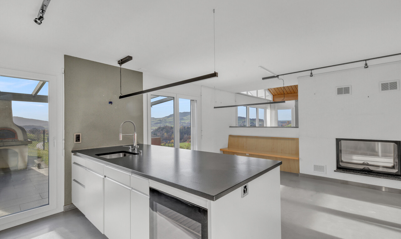cuisine avec track lighting, éclairage sur rail, finished concrete floor, concrete floor, et sol en béton