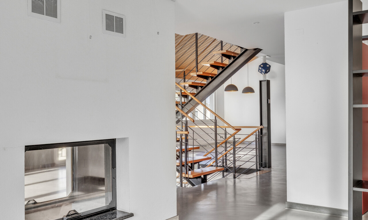 escaliers avec drywall, cloison sèche, inside property, finished concrete floor, et ventilation