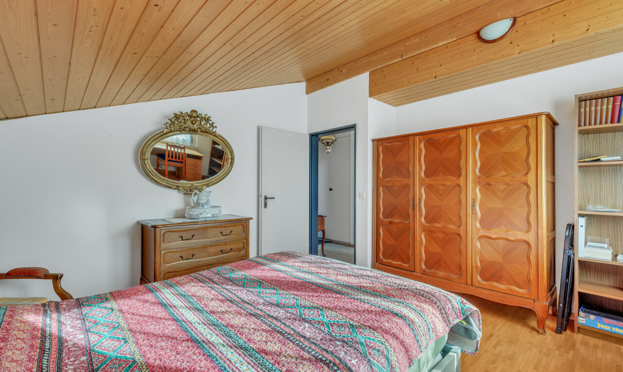 chambre avec plafond voûté, vaulted ceiling, inside property, cloison sèche, et drywall