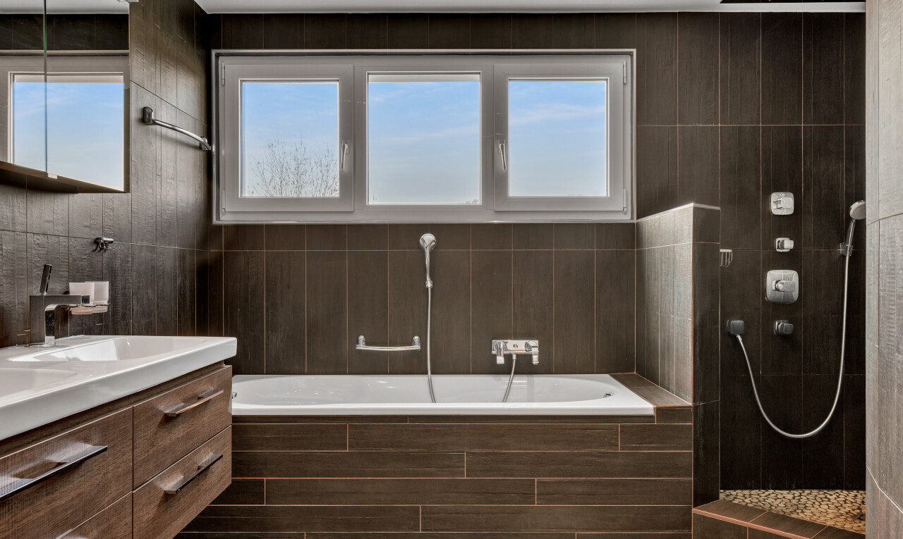 salle de bains avec double vasque, miroir, salle de bain complète, bain, et inside property