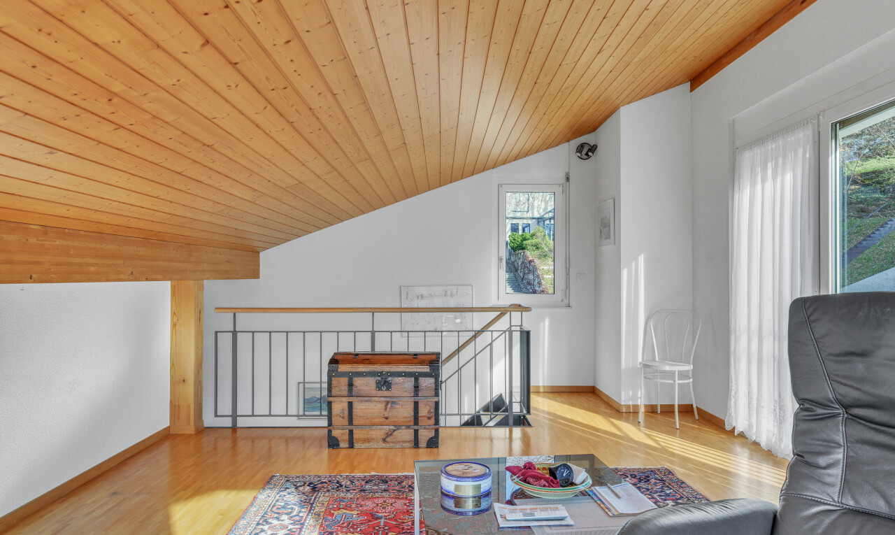 salon avec wood ceiling, plafond en bois, vaulted ceiling, plafond voûté, et wood finish floor