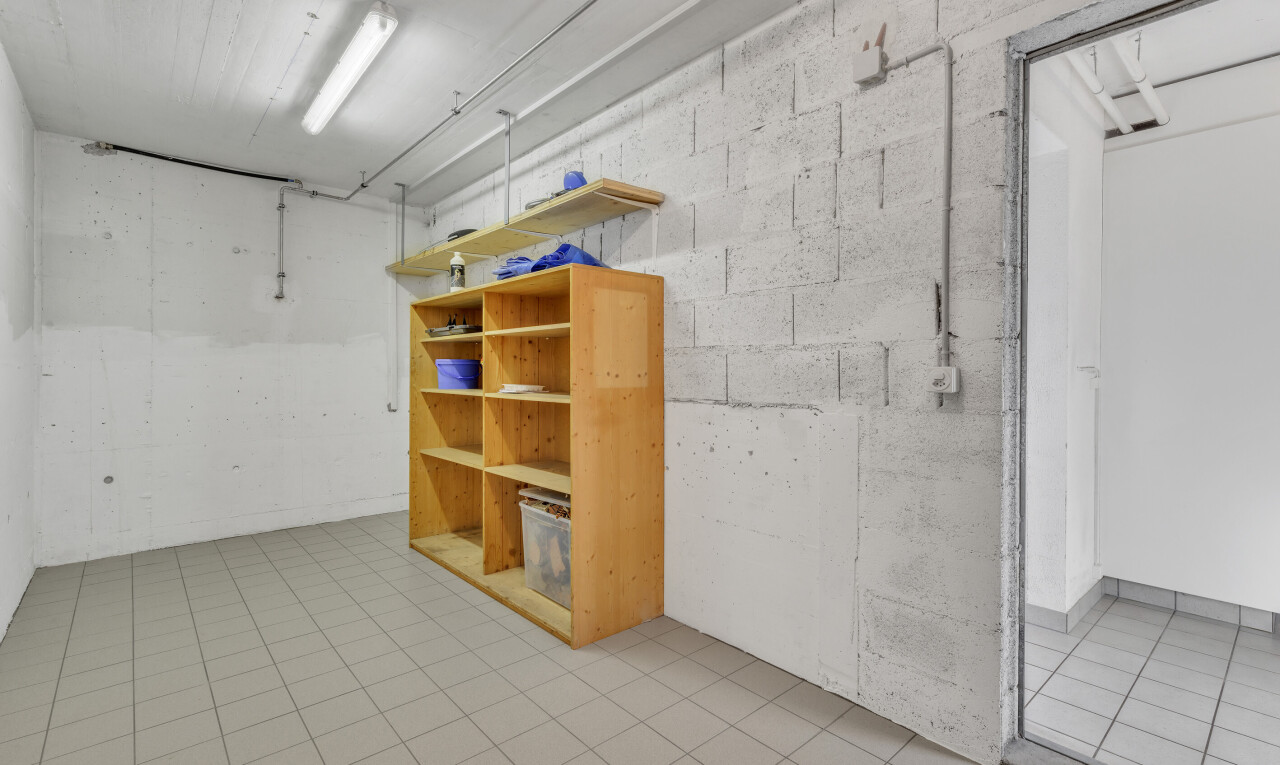 pièce vide avec inside property, sous-sol, mur en blocs de béton, et concrete block wall