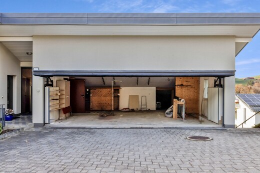 terrasse mit day time, garage, property visible, terrasse, und auffahrt