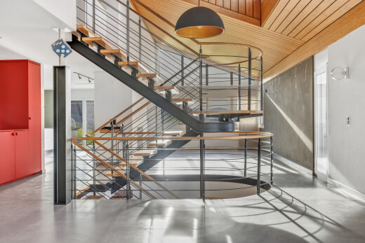 treppe mit inside community, betonboden, concrete floor, treppen, und holzdecke
