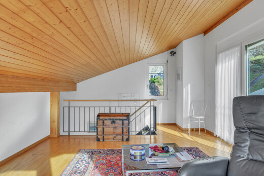 wohnzimmer mit wood ceiling, holzdecke, vaulted ceiling, dachschräge, und wood finish floor