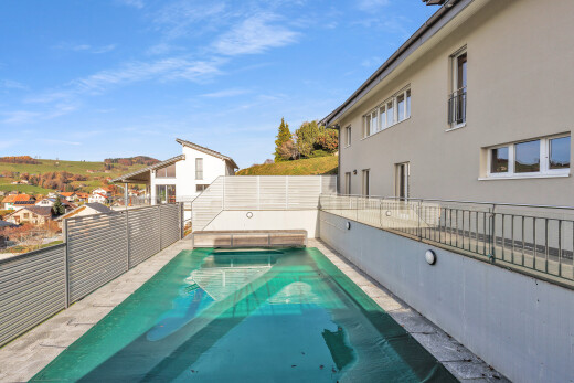 schwimmbad mit zaun, day time, und schwimmbad