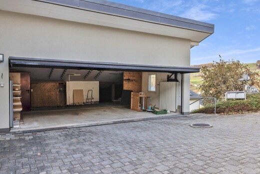 terrasse mit garage, property visible, terrasse, day time, und auffahrt