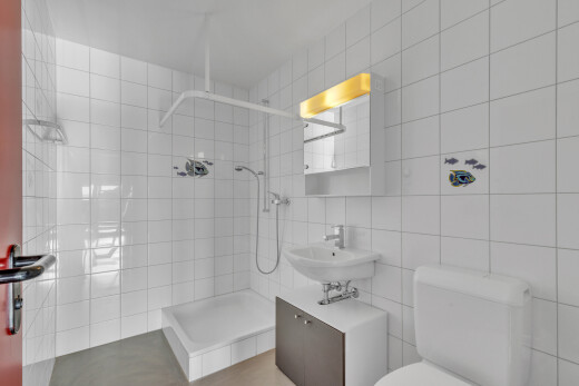 bad mit spiegel, komplettes badezimmer, dusche, inside property, und waschbecken