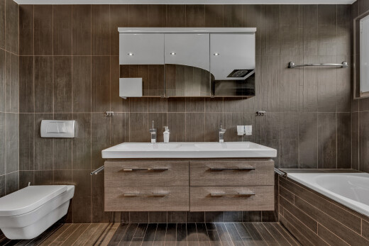 bad mit komplettes badezimmer, spiegel, inside property, schminktisch, und bad
