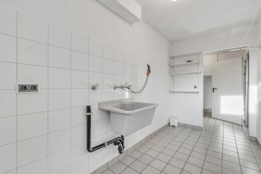 wäschekammer mit inside property, waschbecken, fliesenboden, tile floor, und gipskartonwand
