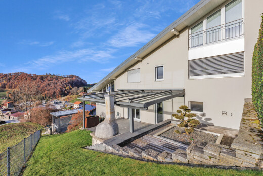 außenansicht mit zaun, stuckverkleidung, terrasse, pergola, und day time