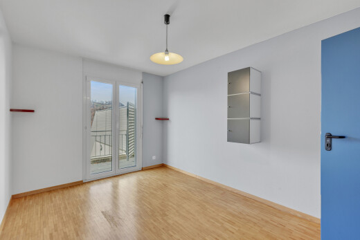 leerer raum mit natural light, natürliches licht, day time, wood finish floor, und holzfußboden