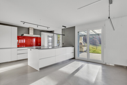 küche mit schränke mit flachen paneelen, weiße schränke, finished concrete floor, betonboden, und concrete floor