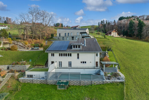 außenansicht mit solaranlage, drone view, terrasse, rasen, und day time