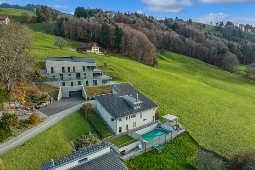 außenansicht mit terrasse, property visible, solaranlage, rasen, und day time