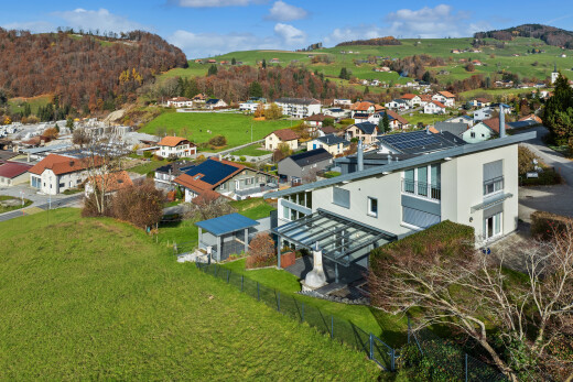 außenansicht mit zaun, stuckverkleidung, day time, wohngebietblick, und residential view