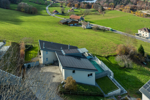 außenansicht mit solaranlage, property visible, zaun, und rasen