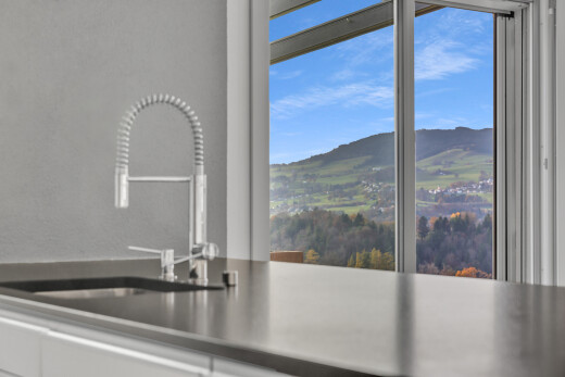 einzelheiten mit inside property, waschbecken, blick auf die berge, mountain view, und day time