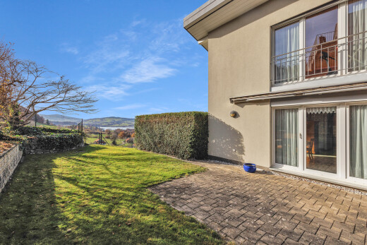 terrasse mit day time, zaun, blick auf die berge, mountain view, und rasen
