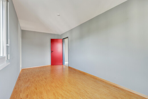 leerer raum mit drywall, gipskartonwand, wood finish floor, holzfußboden, und inside property