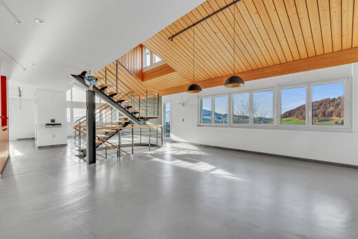 treppe mit drywall, gipskartonwand, inside property, finished concrete floor, und natural light