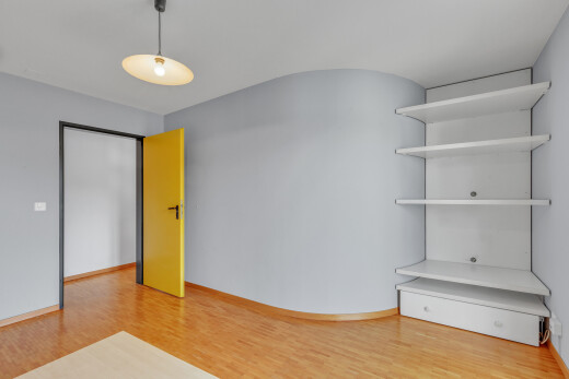 leerer raum mit wood finish floor, holzfußboden, drywall, gipskartonwand, und inside property