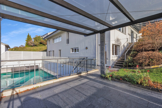 schwimmbad mit day time, schwimmbad, zaun, property visible, und treppen