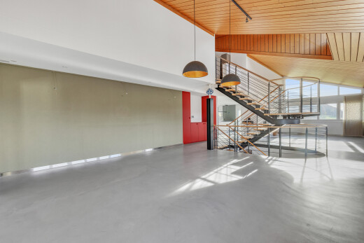 treppe mit gipskartonwand, drywall, natürliches licht, natural light, und betonboden