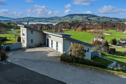 außenansicht mit blick auf die berge, mountain view, zaun, day time, und stuckverkleidung