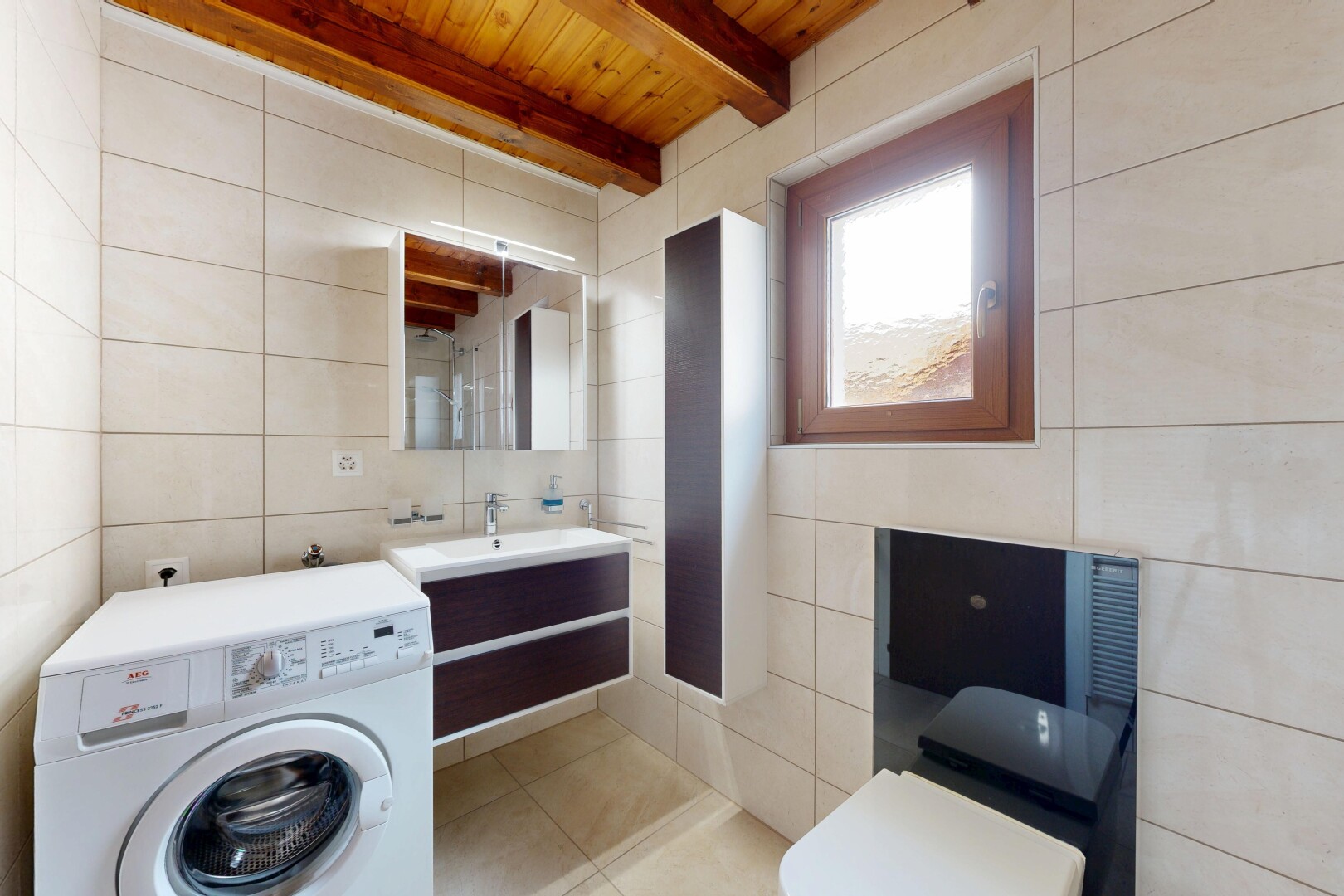 salle de bains avec mur en carrelage, tile wall, lave-linge et sèche-linge, plafond à poutres, et beamed ceiling
