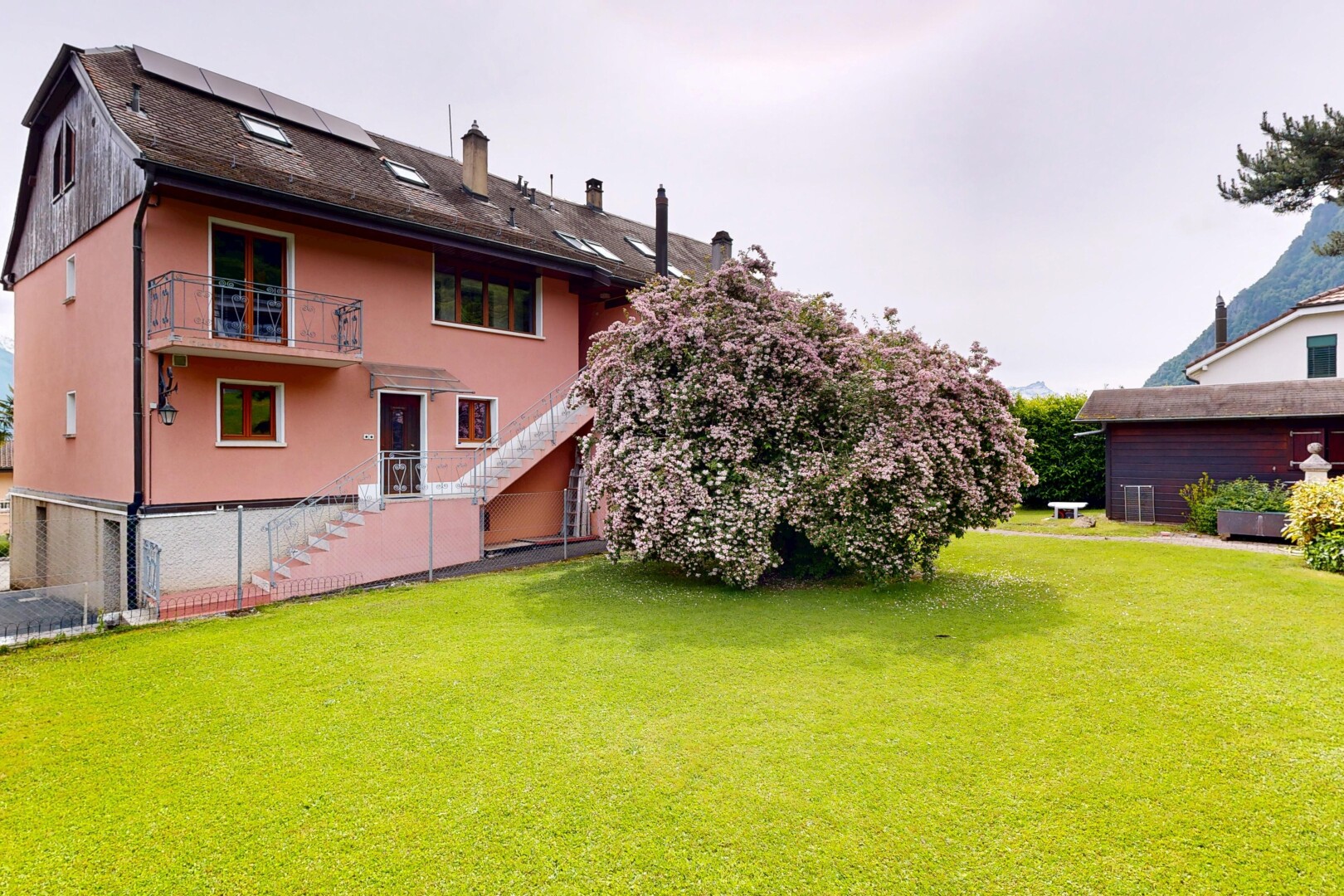 jardin avec pelouse, escaliers, property visible, overcast, et balcon