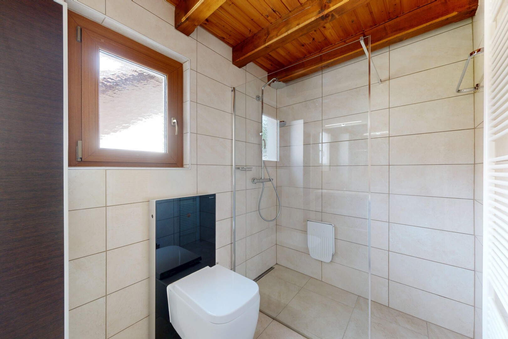 salle de bains avec douche, beamed ceiling, wood ceiling, inside community, et salle de bain complète