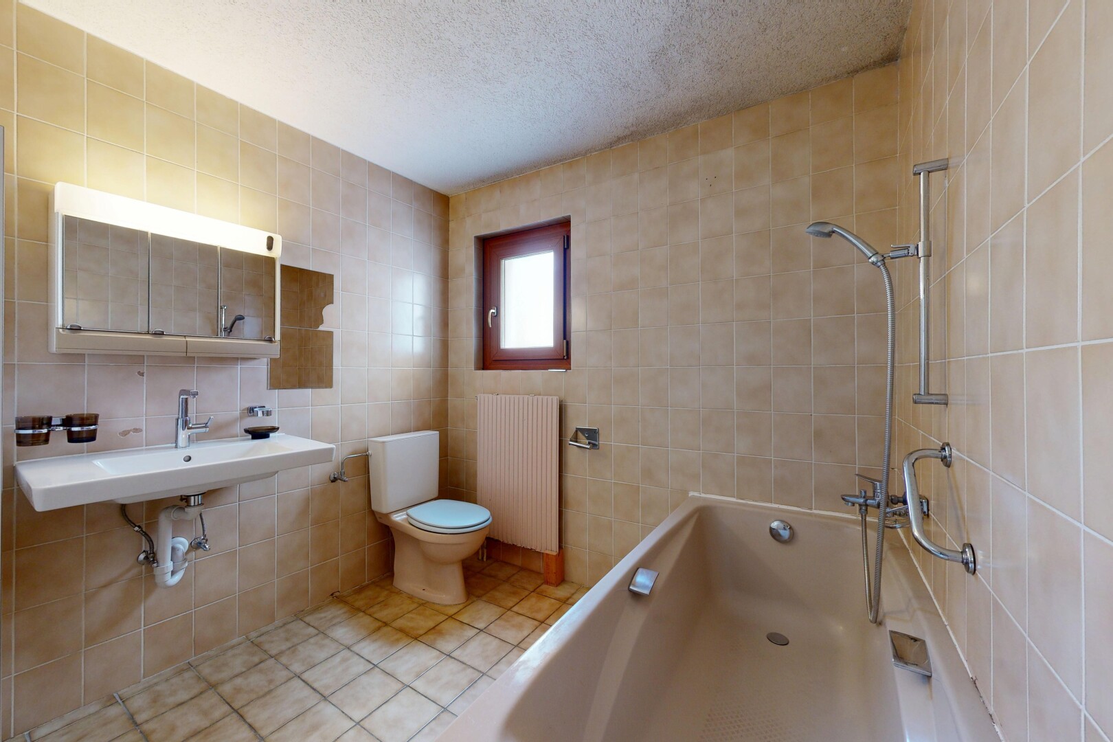 salle de bains avec salle de bain complète, mur en carrelage, tile wall, miroir, et plafond texturé